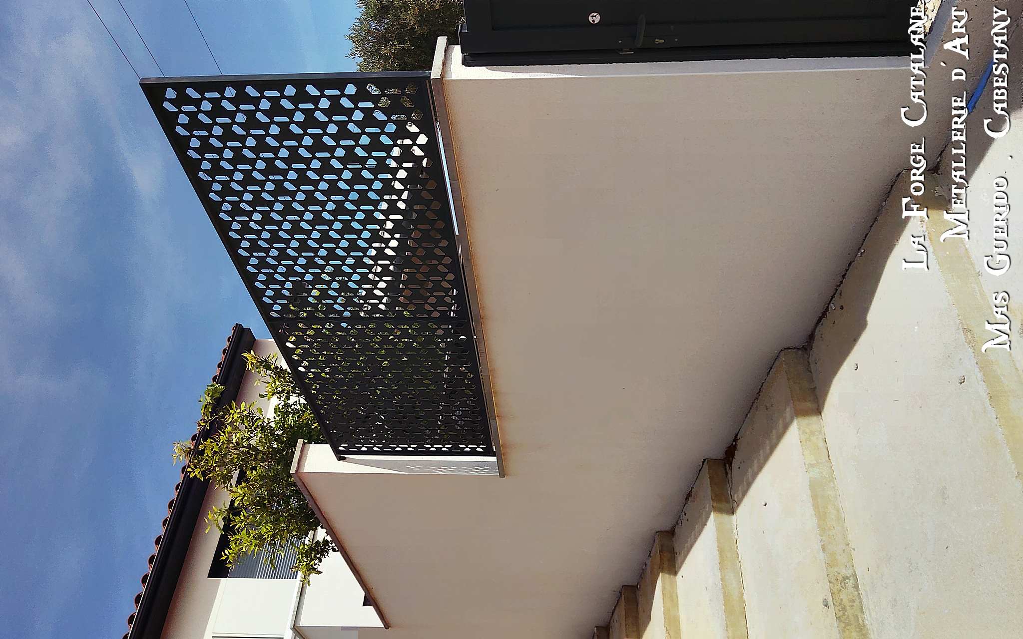 rehausse de cloture avec motif decoupe au laser forge catalane.jpg